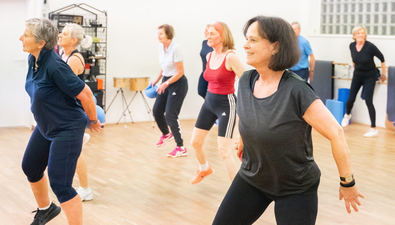 Senioren beim gemeinsamen Sportkurs in der Günther-Schule Meerbusch
